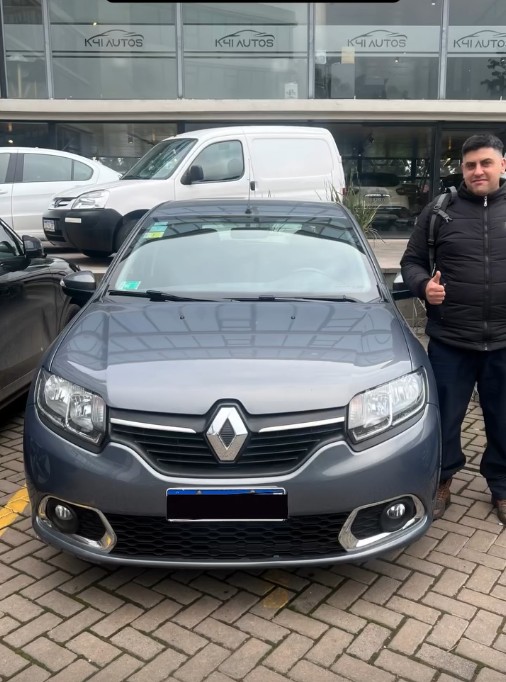 Horacio junto a su Renault Sandero en K41 Autos